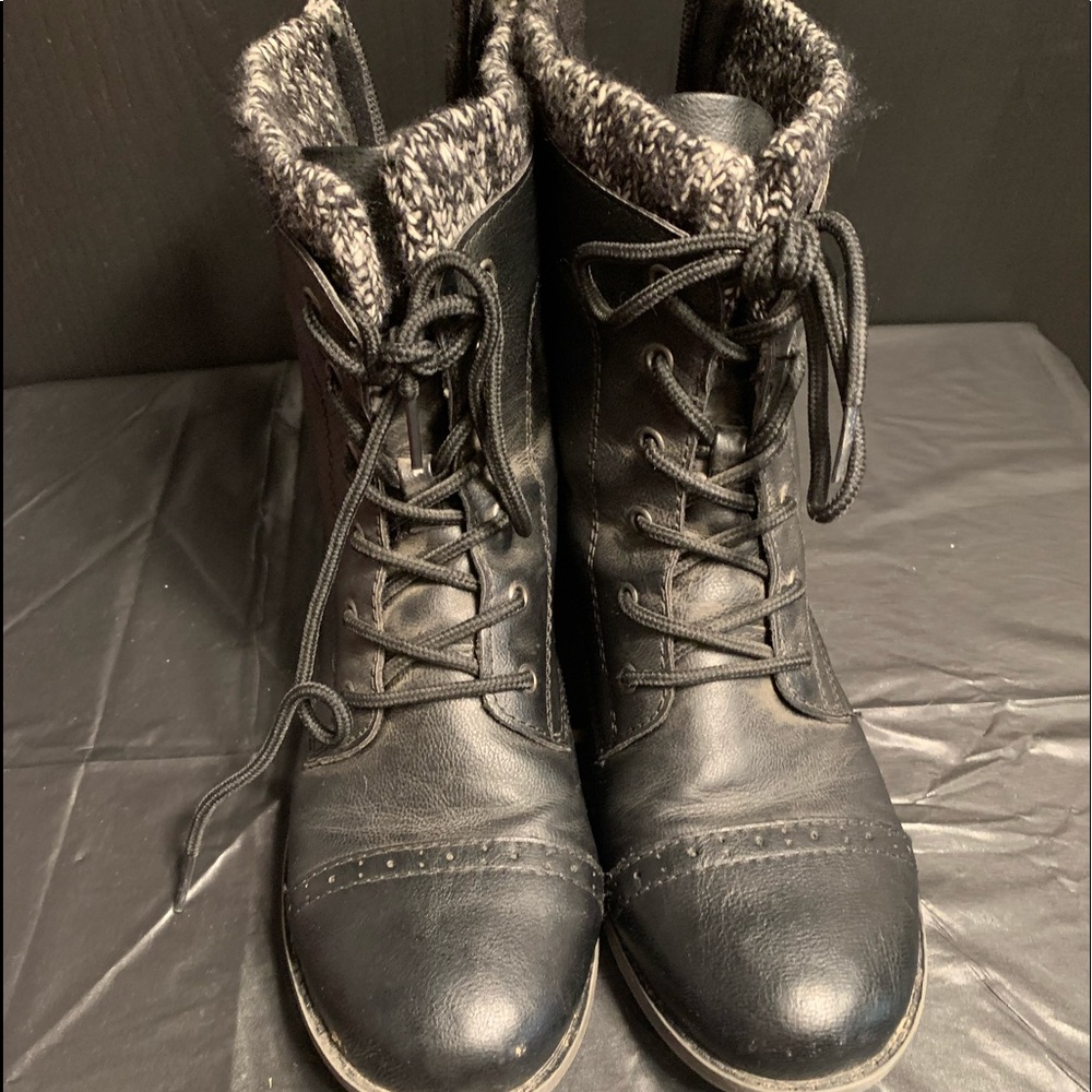 Black sporto boots